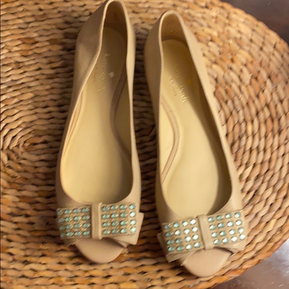 Flat beige crystal bow on open toe